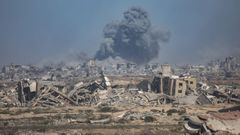 Una columna de humo sale de Ciudad de Gaza tras un bombardeo israel.