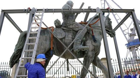 La estatua ecuestre de Franco en Ferrol, una pieza de bronce que en 2010 deb�a ser retirada de la vista del p�blico para cumplir con la Ley de Memoria Hist�rica. Antes, en 2002, ya hab�a sido retirada de la Plaza de Espa�a