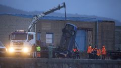 Retirada del coche de Manuel Rodr�guez Eiroa en el puerto de Laxe
