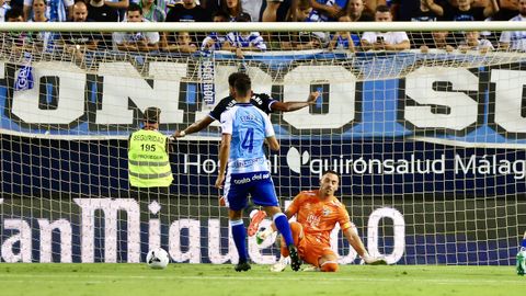 Pierre-Emerick Aubameyang dribla a Alfonso Herrero en la jugada que, a la postre, supuso el gol que inaugur� el casillero deportivista.