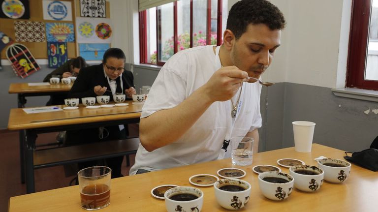 Foto de archivo de una de las pruebas del certamen de cata de caf�s que se celebran cada a�o en el instituto local
