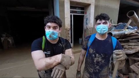 Voluntarios en una de las zonas más afectadas por la dana, en Paiporta, Valencia