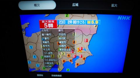 Una pantalla con informaci�n sobre el terremoto registrado en Tokio este�domingo