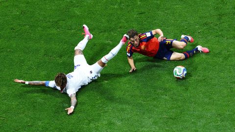 Gavi, ante Ryan Mendes, durante el partido de Espa�a ante Cabo Verde