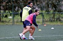 Fran Fandi�o (con peto rojo) podr�a jugar en banda ante el Ordes por la lesi�n de Tubo (a su lado).