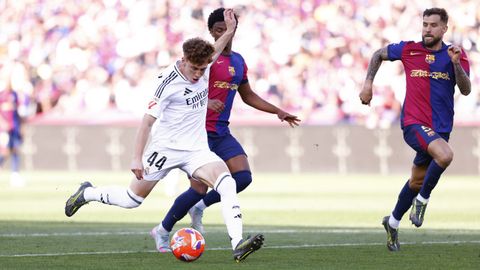 Víctor Muñoz, antes de su disparo a puerta solo ante Szczesny. Aunque tuvo en sus botas el 4-4, tiró muy desviado.