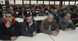 La plantilla espera noticias -en la imagen una asamblea de Alcoa San Cipri�n-. 