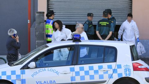 EL EQUIPO DE CRIMINALISTICA DE LA GUARDIA CIVIL ABANDONA EL GARAJE DE LA VIVIENDA