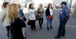 Momento en que el vigilante de seguridad les notifica a las esposas que no pueden entrar .