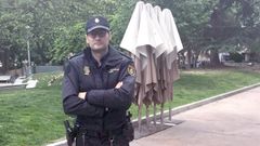 Roberto Gonz�lez, ayer en Ourense, durante un descanso en su primera jornada de patrulla policial tras cuatro a�os de liberaci�n sindical