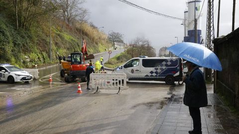La calle r�o Arnoia de Ourense cortada tras el revent�n de una tuber�a
