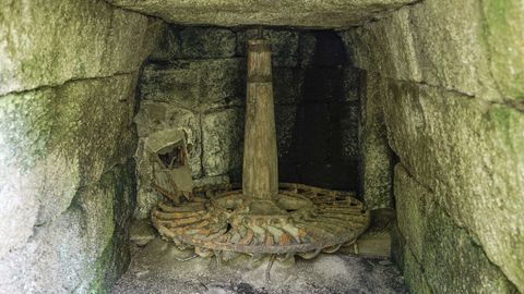 Interior de uno de los molinos de A Veronza, en Carballeda de Avia