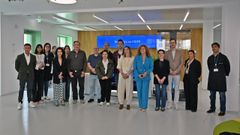 A directora xeral de FP (de azul) acompa�ada de representantes educativos doutras comunidades no centro de innovaci�n da FP Eduardo Barreiros de Ourense