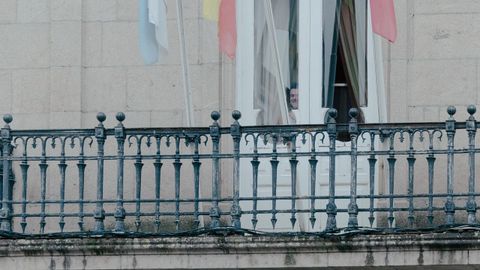 Huelga en Ourense: el concejal y diputado de DO Rafael Martnez Cachafeiro, asomado para ver a los manifestantes.