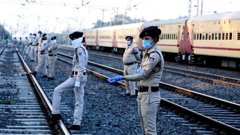 Militares controlando la entrada de trenes en la estaci�n de Bhopa, India