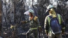 As luchan contra el incendiode la parroquia de Figueiras, en Compostela