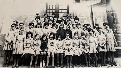 Grupo de alumnas del colegio Santo ngel de la Guarda, en Oviedo, entre ellas se encuentra la allerana Magdalena Gonzlez