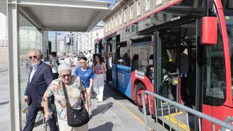 Viajeros del bus urbano, este s�bado en la Marina