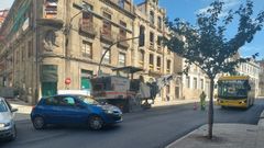 Un bus urbano circulando ayer por Progreso, donde se est�n ejecutando obras de asfaltado