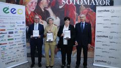 La Fundación Barrié acogió la gala del Colegio de Ingenieros de Caminos, Canales y Puertos en la que se distinguió a profesionales como Rafael Sanjuan, Eugenia Calvo, e Isabel Martínez Lage, que posan con el decano Enrique Urcola. 