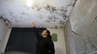 Elena Loureiro, en su dormitorio con el techo y las paredes cubiertos de moho.