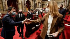 El presidente Pere Aragons (ERC) saludando a la lder de los comunes en el Parlamento cataln, Jssica Albiach, en una imagen de archivo.