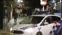 En una imagen de archivo, una patrulla de la Polic�a Local de Santiago patrulla por la calle Alfredo Bra�as