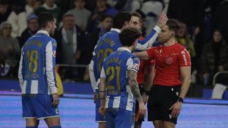 Los jugadores del D&eacute;por, protestando al equipo arbitral al t&eacute;rmino del partido de Liga ante el Racing de Santander.