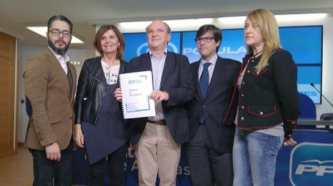 El coordinador de la ponencia y diputado auton�mico del PP, Jos� Agust�n Cuervas-Mons, con el resto del equipo, entre ellos Gerardo Antu�a.El coordinador de la ponencia y diputado auton�mico del PP, Jos� Agust�n Cuervas-Mons, con el resto del equipo, entre ellos Gerardo Antu�a