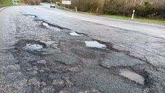 Enormes baches en el arcn de la N-540 entre Chantada y Carballedo