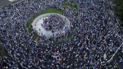 40.000 personas, seg�n el Ayuntamiento, se concentraron este domingo alrededor de la fuente de Cuatro Caminos para celebrar el ascenso del D�por