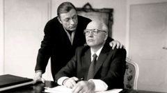 Mija�l Gorvachov y Otto Sander en una escena de ��Tan lejos, tan cerca!� (Wim Wenders, 1993).