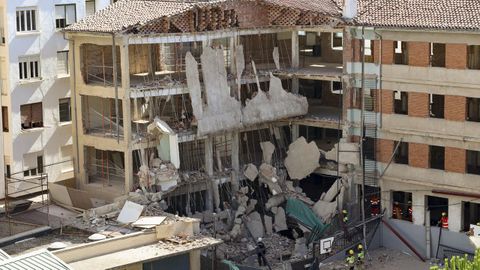 El derrumbe de una obra en un colegio de Logro�o deja a un trabajador bajo los escombros