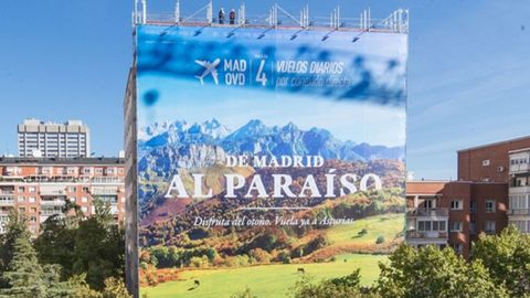 Lona publicitaria en Madrid, frente al estadio Santiago Bernab�u 