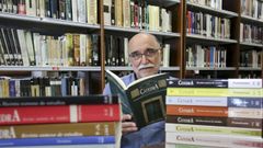 Ca�nzos, na biblioteca eumesa, rodeado de libros e de exemplares da revista �C�tedra�, da que foi cofundador