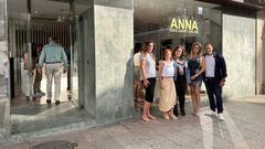 El nuevo equipo del centro de est�tica posa junto a Ana y Luis. 