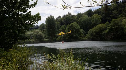 Un helic�ptero durante las labores de extinci�n del incendio forestal de Grado, Asturias