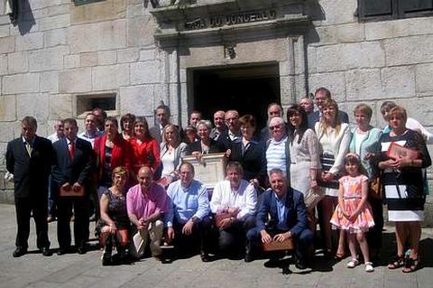 La corporaci�n y la familia de los Garceiras, ayer en Melide.