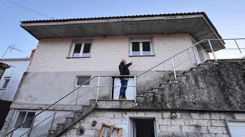 Un afectado por los robos en Carnota muestra la ventana por la que se colaron en su casa.