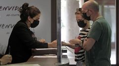 Turistas en la oficina de informaci�n que ahora abre a diario en el Centro do Vi�o