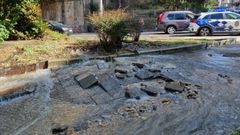 La presi�n del agua revent� las losetas de las aceras