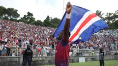 Stop�ra celebra con la bandera de Cabo Verde el t�tulo de Copa del Torreense. 