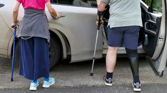 La pareja de Cambre, de 58 y 57 a&ntilde;os, tiene muchos problemas para manejarse en coche desde su accidente.