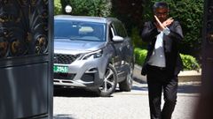 Un coche oficial de la delegacin de Irn reunida con Alemania, Francia y el Reino Unido, a su salida del encuentro en Estambul, Turqua.