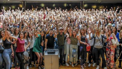 Fotografa de archivo del 14/05/2018 de los protagonistas de Los Serrano, Fran Perea  y Vctor Elas  durante un concierto ante estudiantes en Belgrado. Dos dcadas tras su estreno en abril de 2003, la serie espaola  Los Serrano  sigue siendo una de las ms populares de Serbia, donde el pblico se identifica con los protagonistas madrileos, que en muchos aspectos se parecen en su forma de vivir a familias del pas balcnico