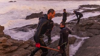Un grupo de percebeiros, en O Roncudo de Corme, el lunes de la pasada semana.