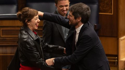 El ministro de Cultura, Ernest Urtasun, abraza a Marta Lois, junto al nuevo portavoz de Sumar, ��igo Errej�n.