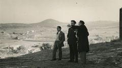 Josep Pla ofrece a Cela sus explicaciones sobre el paisaje del Ampurdán en presencia de Néstor Luján (a la izquierda) durante una visita a la masía de Llofriu que ambos realizaron en 1957. 