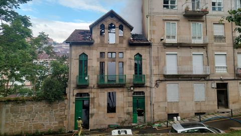Los bomberos continuaban trabajando esta ma�ana en el incendio de la Casa de Ba�os de Outeiro.
