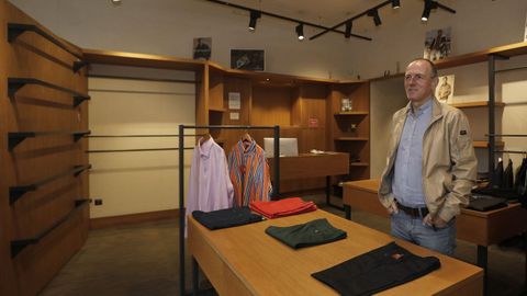 Juan Lpez Castro, propietario de la tienda de moda de hombre Madrs, que cierra el negocio por jubilacin despus de 36 aos